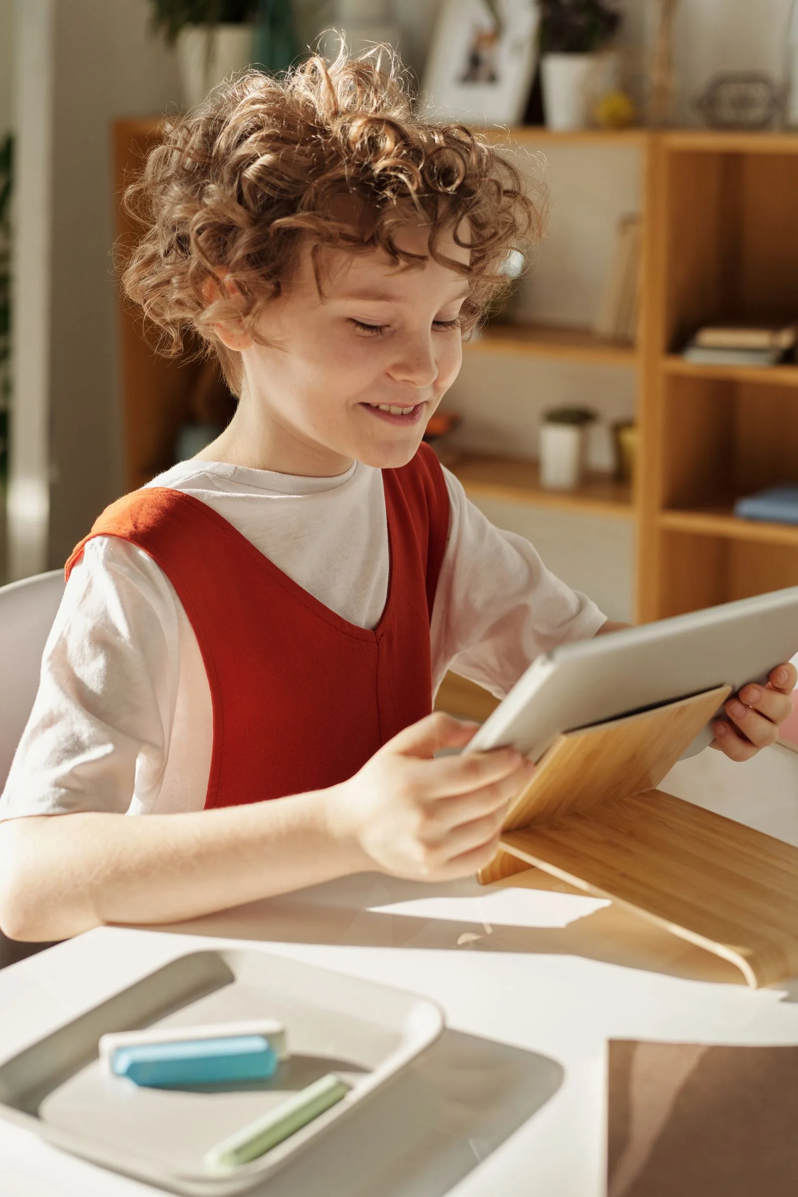 Kind oefent op een tablet aan tafel