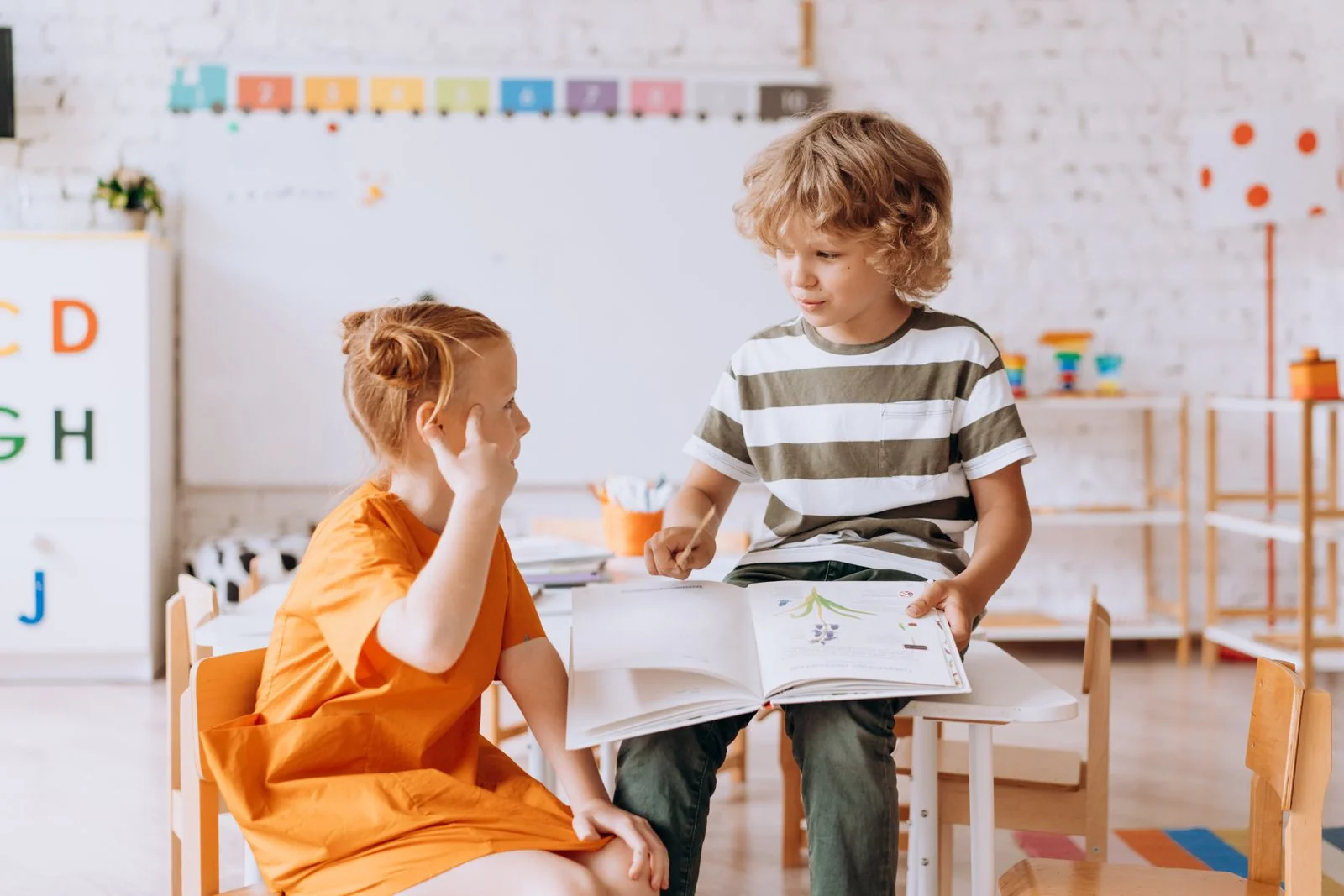Kinderen werken samen in een klaslokaal