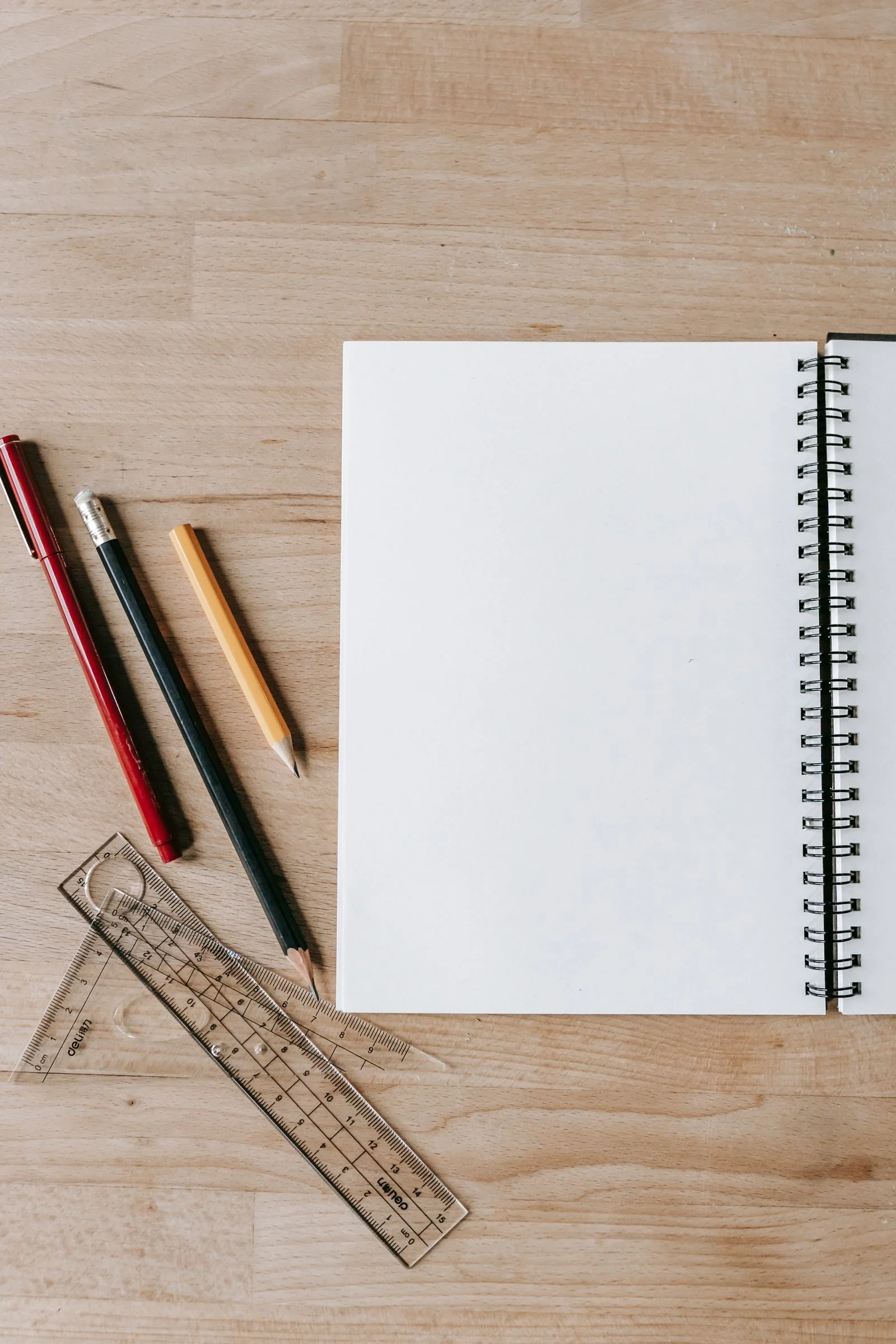Schrift, potloden en linialen op een houten tafel